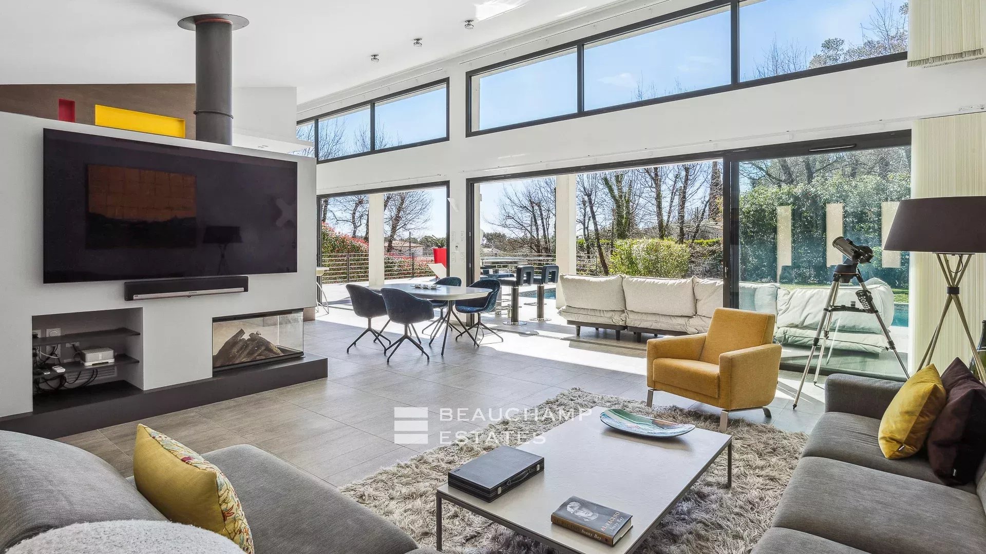 Villa contemporaine localisée à Roquefort-les-Pins de 4 chambres avec piscine contemporary 4-bedroom villa with swimming pool in Roquefort-les-Pins