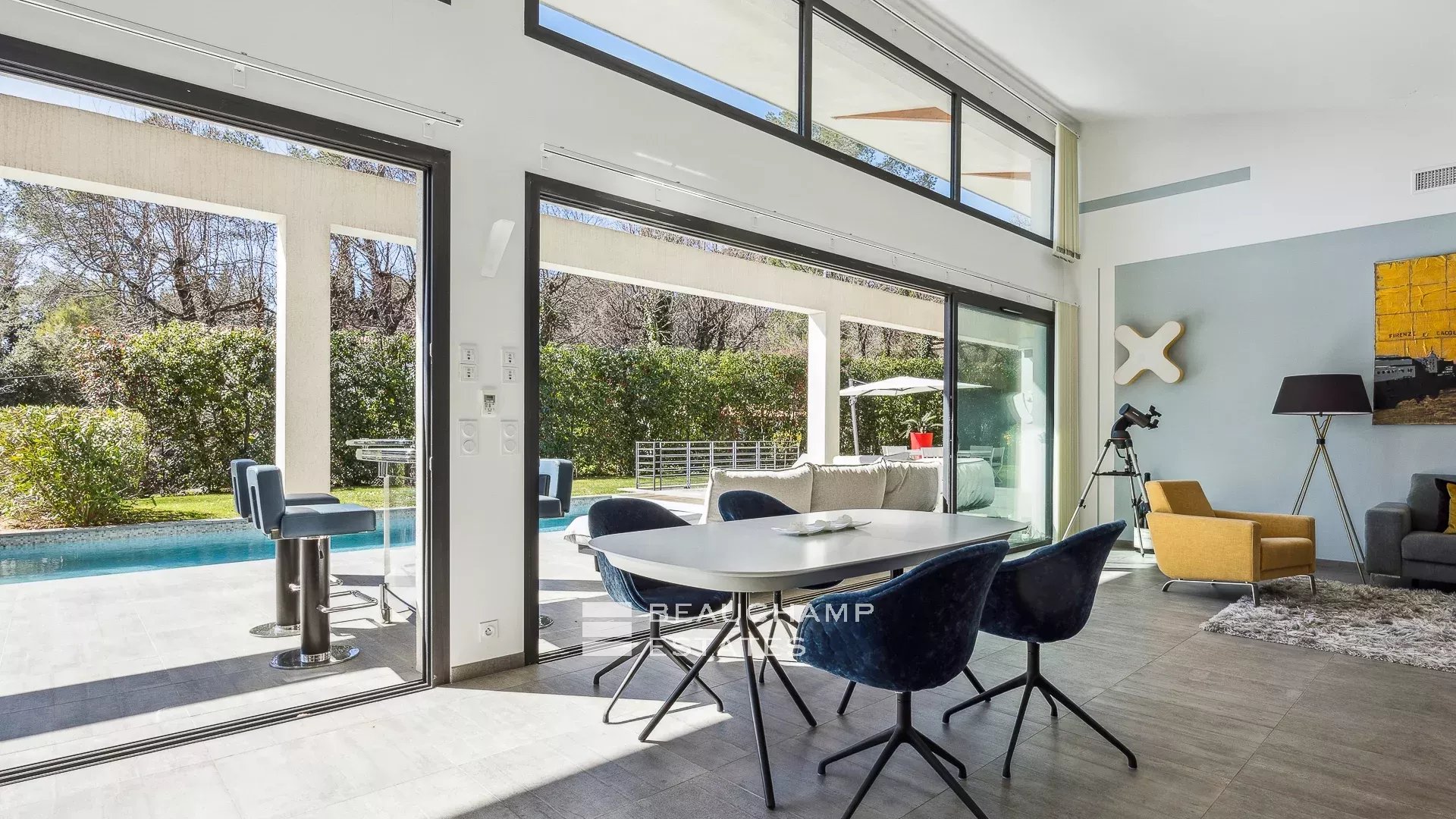 Villa contemporaine localisée à Roquefort-les-Pins de 4 chambres avec piscine contemporary 4-bedroom villa with swimming pool in Roquefort-les-Pins