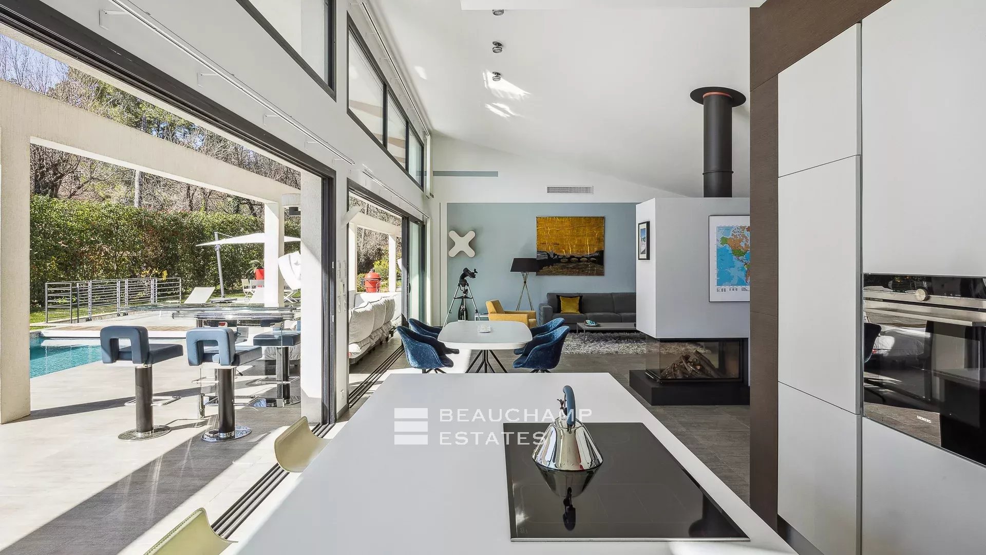 Villa contemporaine localisée à Roquefort-les-Pins de 4 chambres avec piscine contemporary 4-bedroom villa with swimming pool in Roquefort-les-Pins