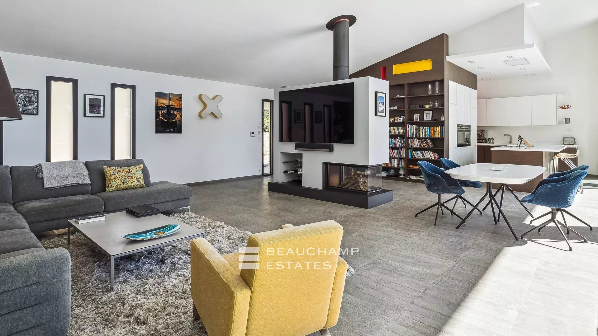 Villa contemporaine localisée à Roquefort-les-Pins de 4 chambres avec piscine contemporary 4-bedroom villa with swimming pool in Roquefort-les-Pins