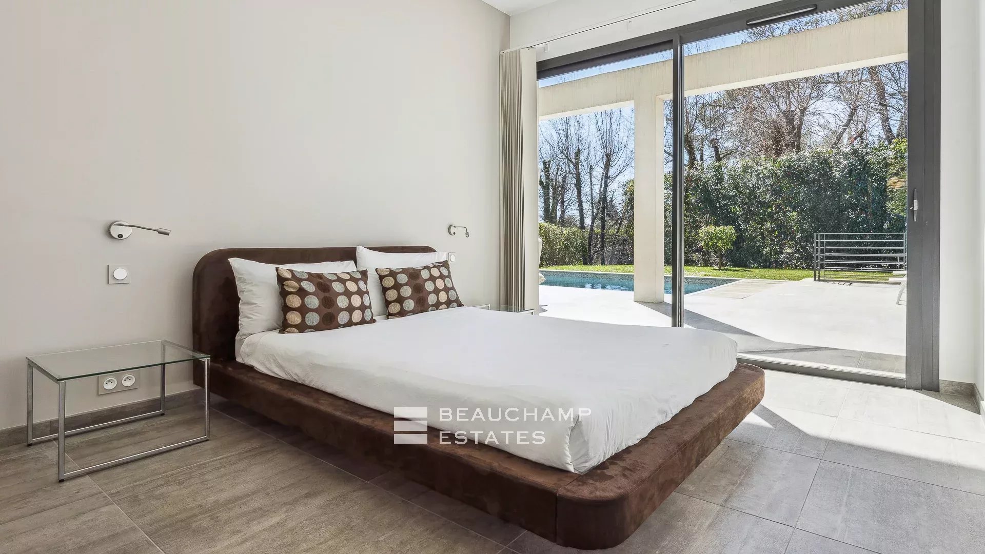 Villa contemporaine localisée à Roquefort-les-Pins de 4 chambres avec piscine contemporary 4-bedroom villa with swimming pool in Roquefort-les-Pins