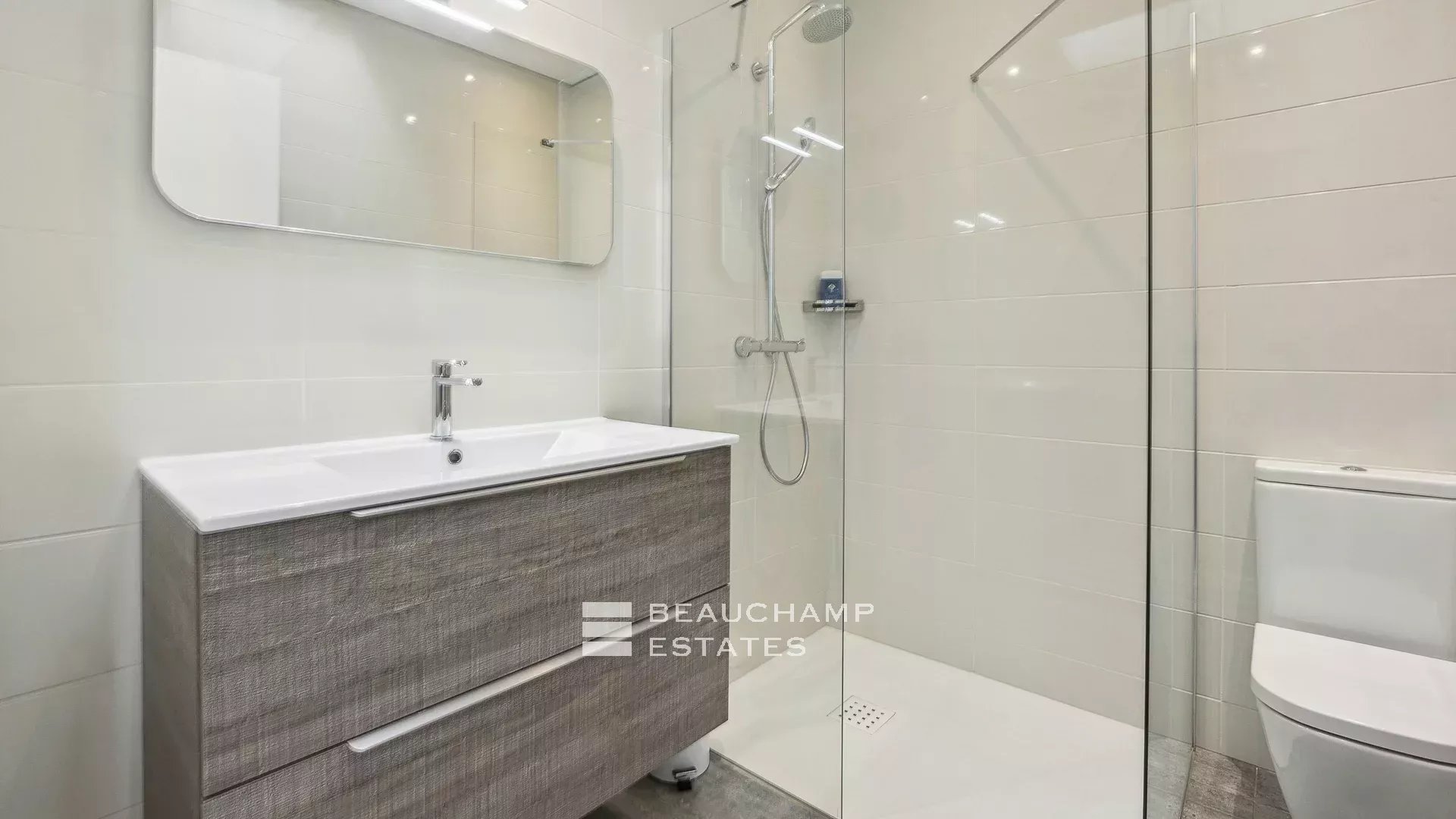 Villa contemporaine localisée à Roquefort-les-Pins de 4 chambres avec piscine contemporary 4-bedroom villa with swimming pool in Roquefort-les-Pins