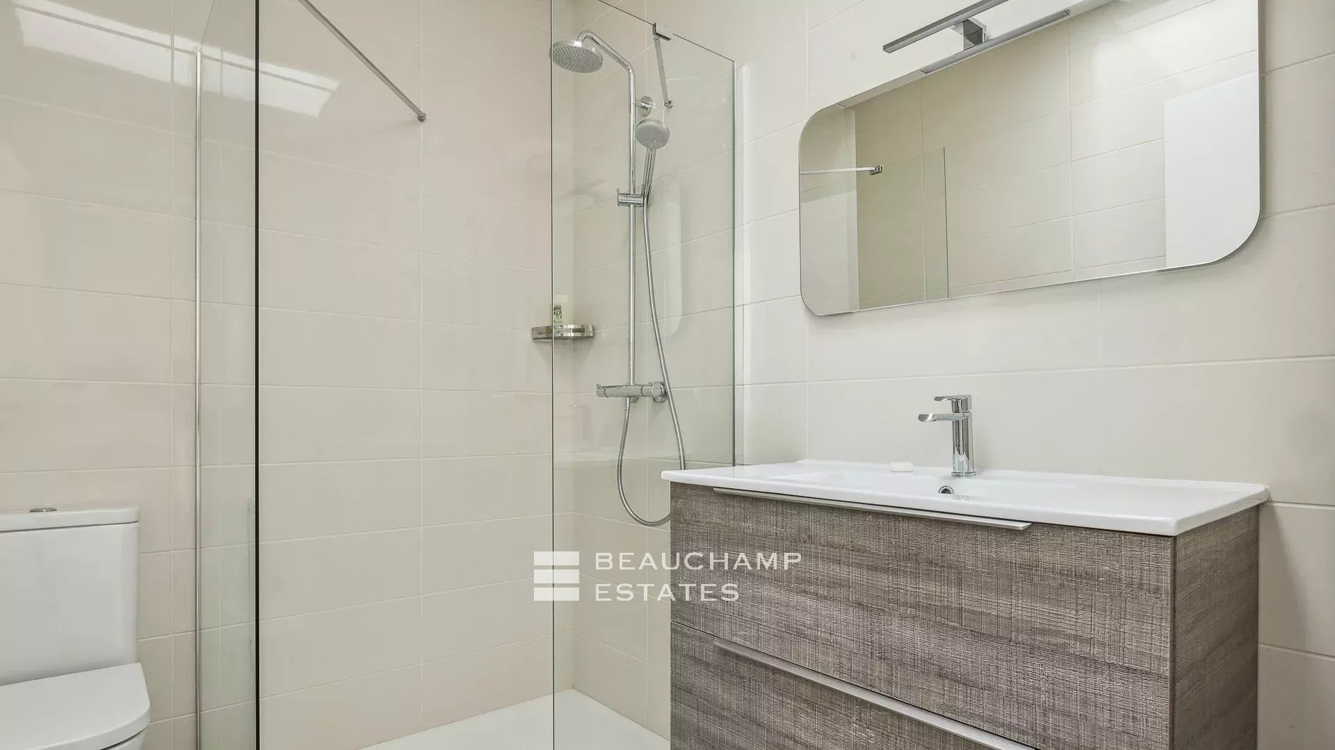 Villa contemporaine localisée à Roquefort-les-Pins de 4 chambres avec piscine contemporary 4-bedroom villa with swimming pool in Roquefort-les-Pins