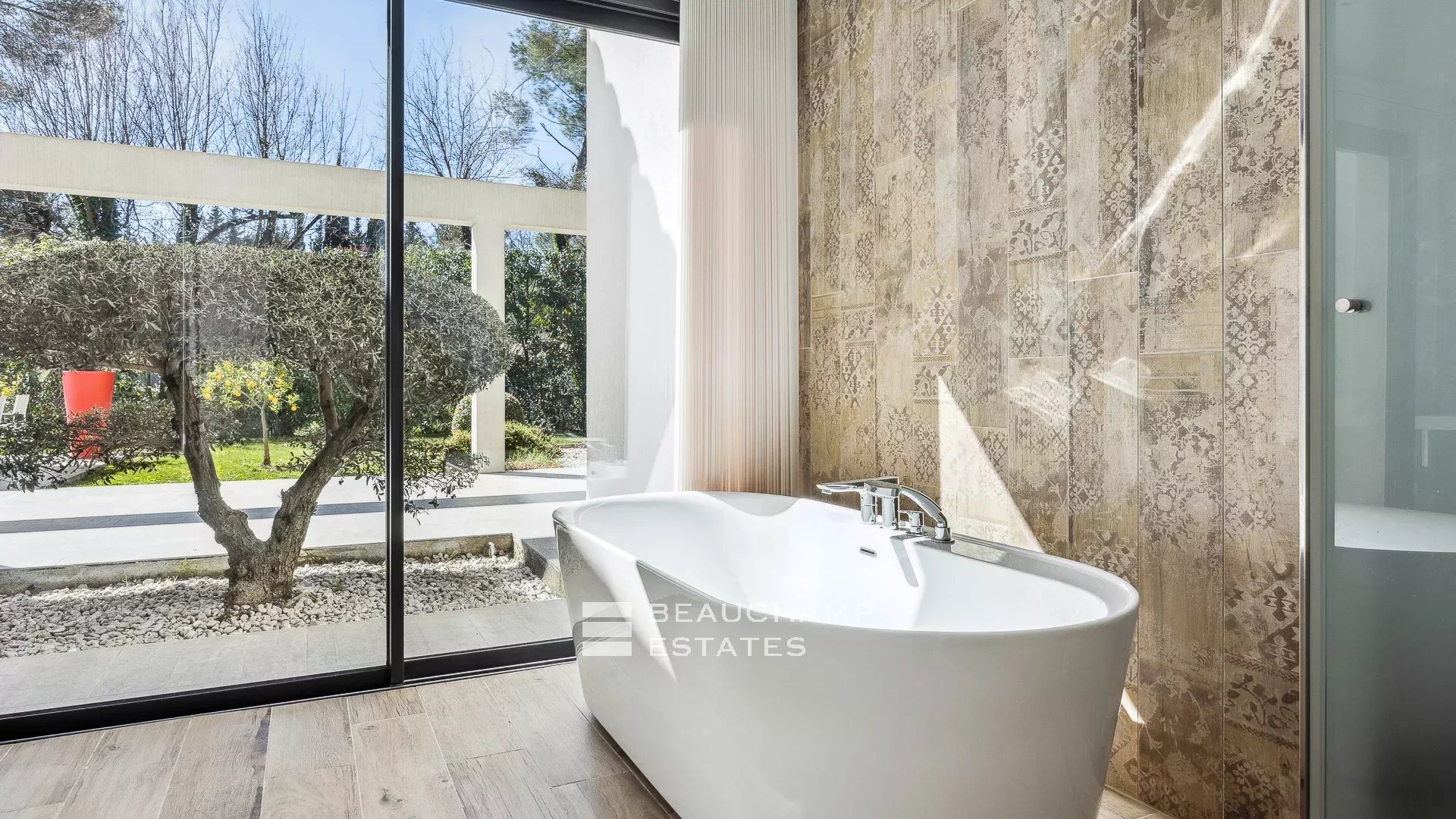 Villa contemporaine localisée à Roquefort-les-Pins de 4 chambres avec piscine contemporary 4-bedroom villa with swimming pool in Roquefort-les-Pins