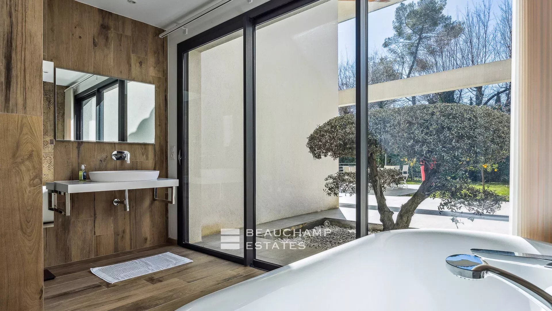 Villa contemporaine localisée à Roquefort-les-Pins de 4 chambres avec piscine contemporary 4-bedroom villa with swimming pool in Roquefort-les-Pins