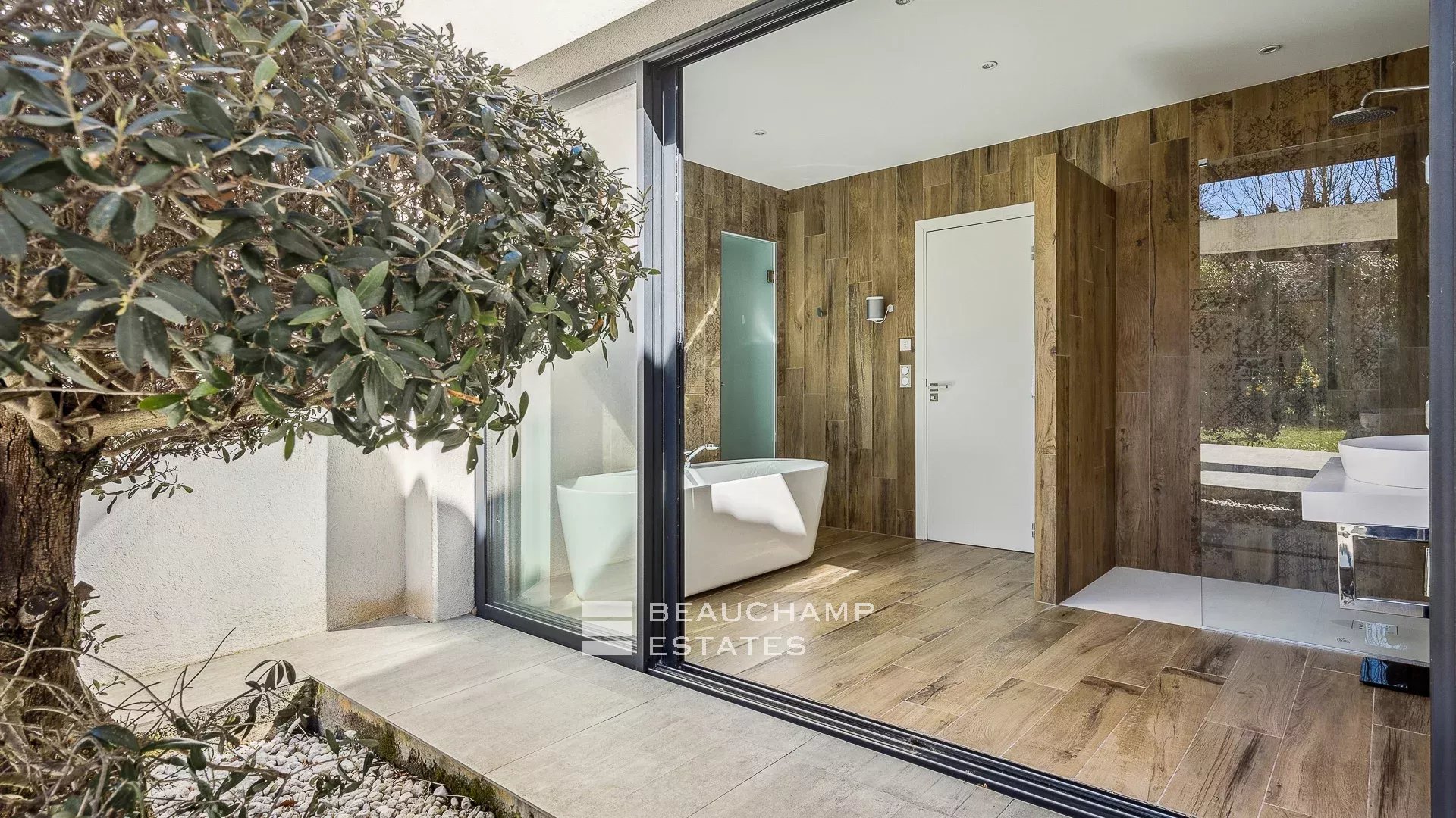 Villa contemporaine localisée à Roquefort-les-Pins de 4 chambres avec piscine contemporary 4-bedroom villa with swimming pool in Roquefort-les-Pins