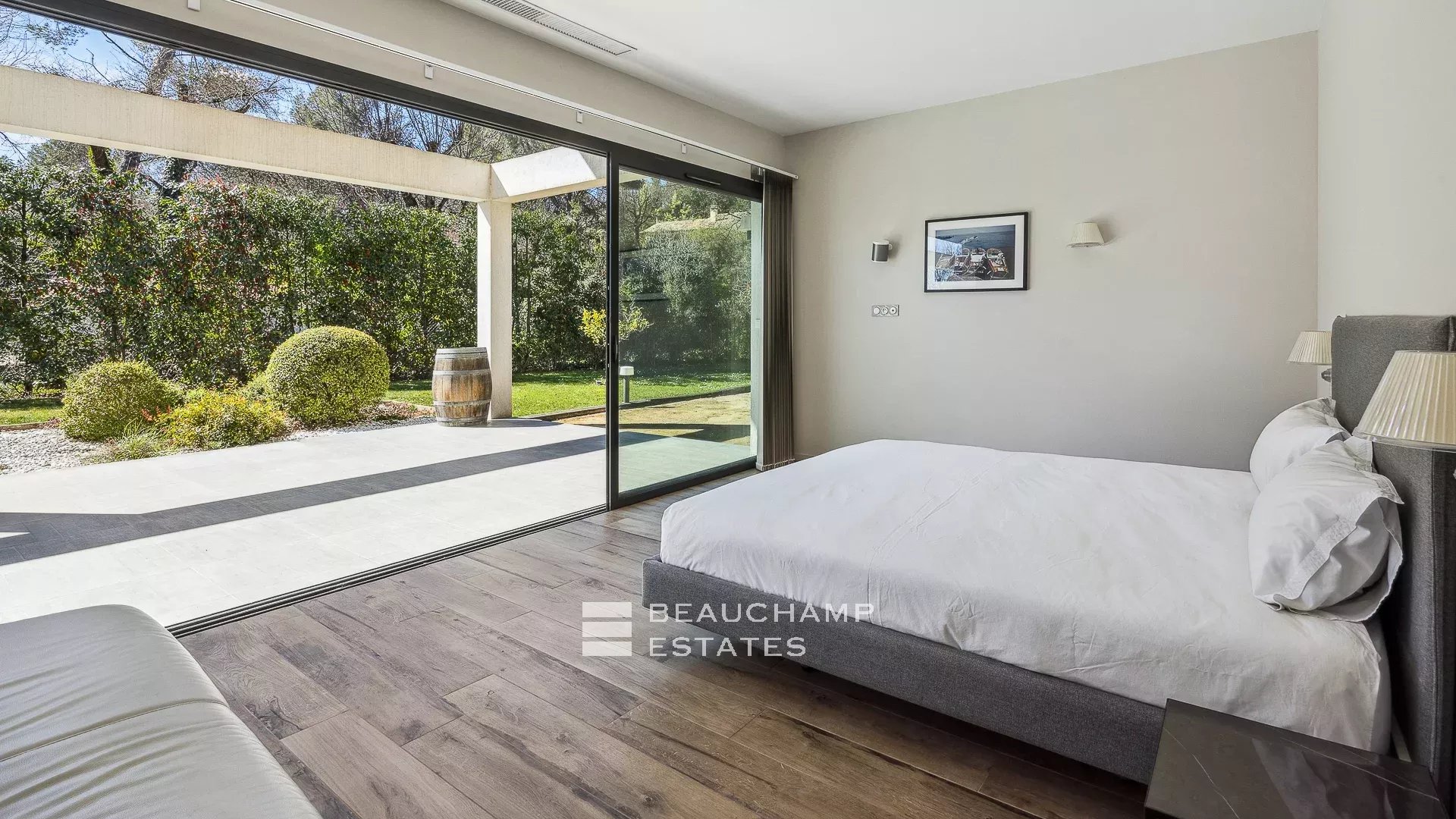 Villa contemporaine localisée à Roquefort-les-Pins de 4 chambres avec piscine contemporary 4-bedroom villa with swimming pool in Roquefort-les-Pins