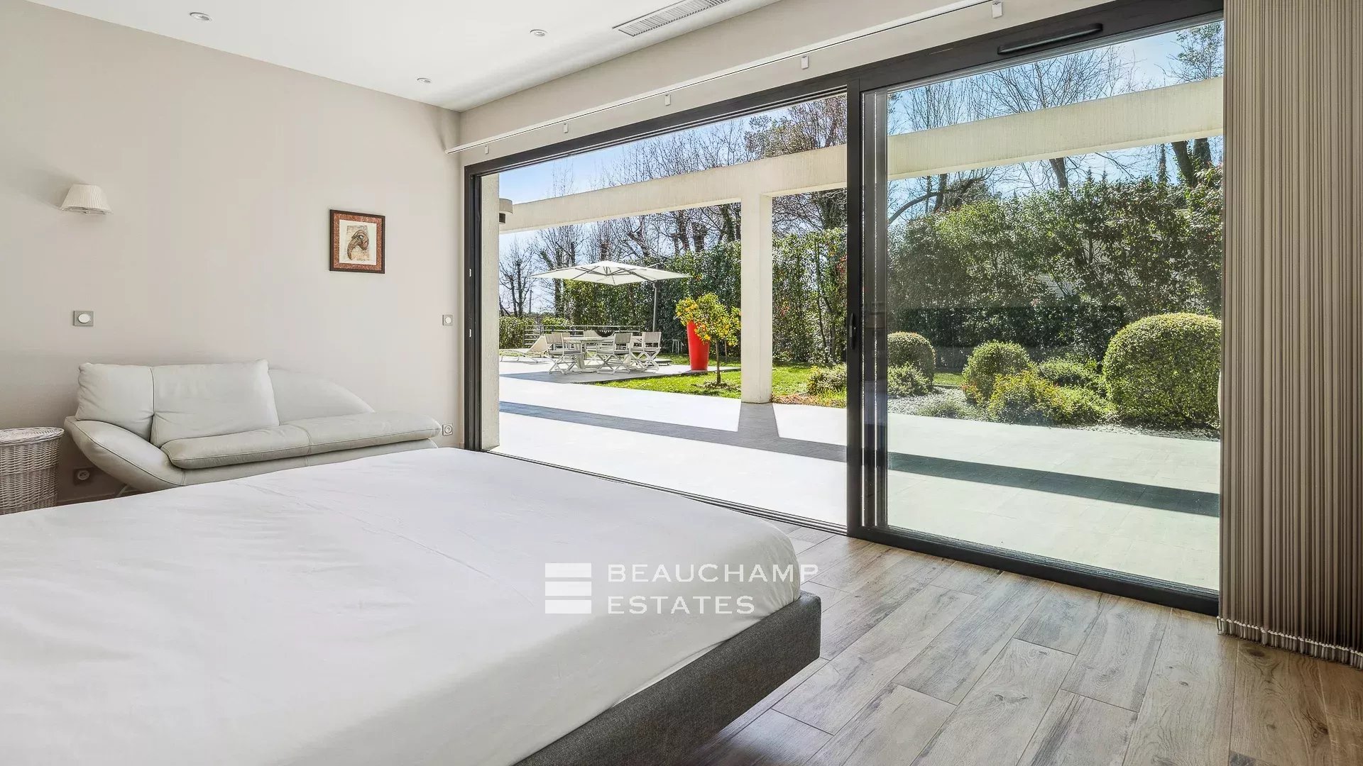 Villa contemporaine localisée à Roquefort-les-Pins de 4 chambres avec piscine contemporary 4-bedroom villa with swimming pool in Roquefort-les-Pins