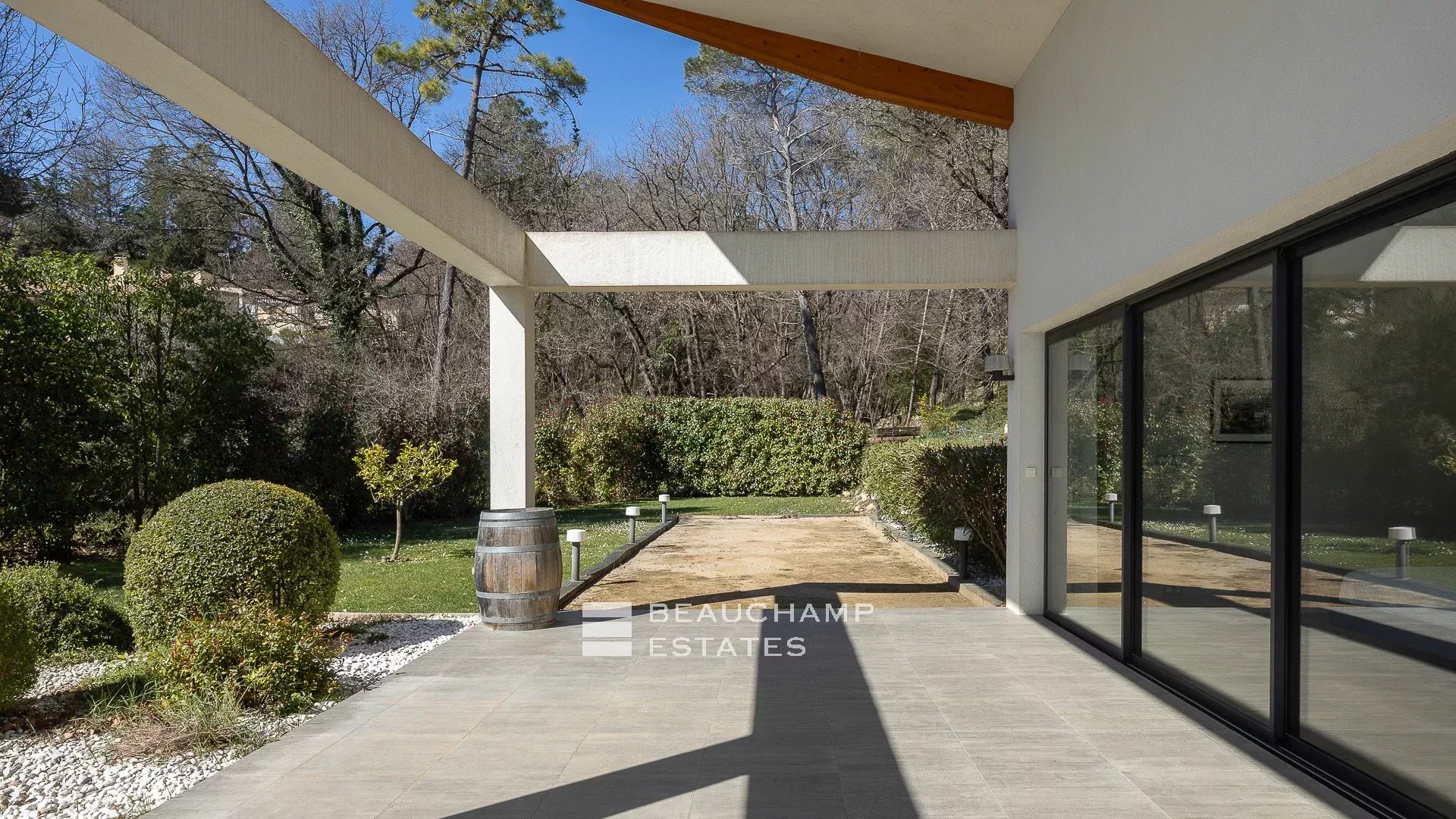 Villa contemporaine localisée à Roquefort-les-Pins de 4 chambres avec piscine contemporary 4-bedroom villa with swimming pool in Roquefort-les-Pins