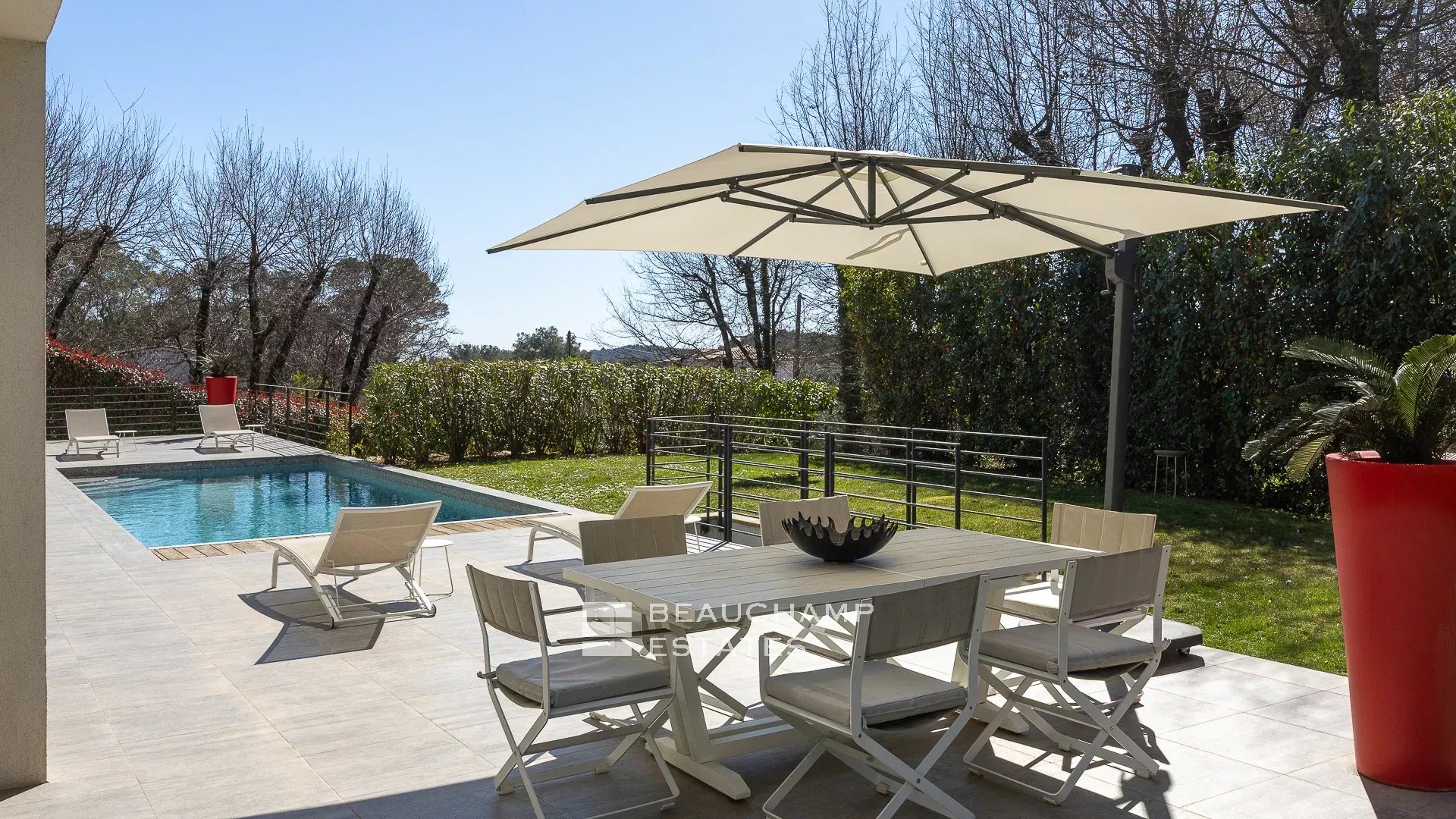 Villa contemporaine localisée à Roquefort-les-Pins de 4 chambres avec piscine contemporary 4-bedroom villa with swimming pool in Roquefort-les-Pins