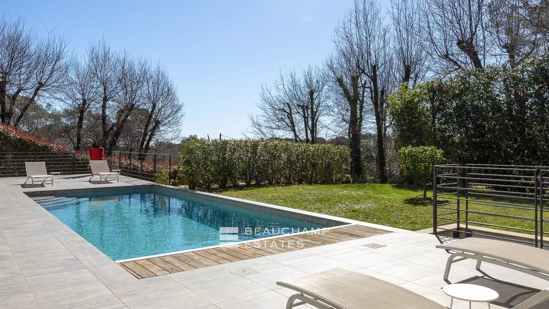 Villa contemporaine localisée à Roquefort-les-Pins de 4 chambres avec piscine contemporary 4-bedroom villa with swimming pool in Roquefort-les-Pins