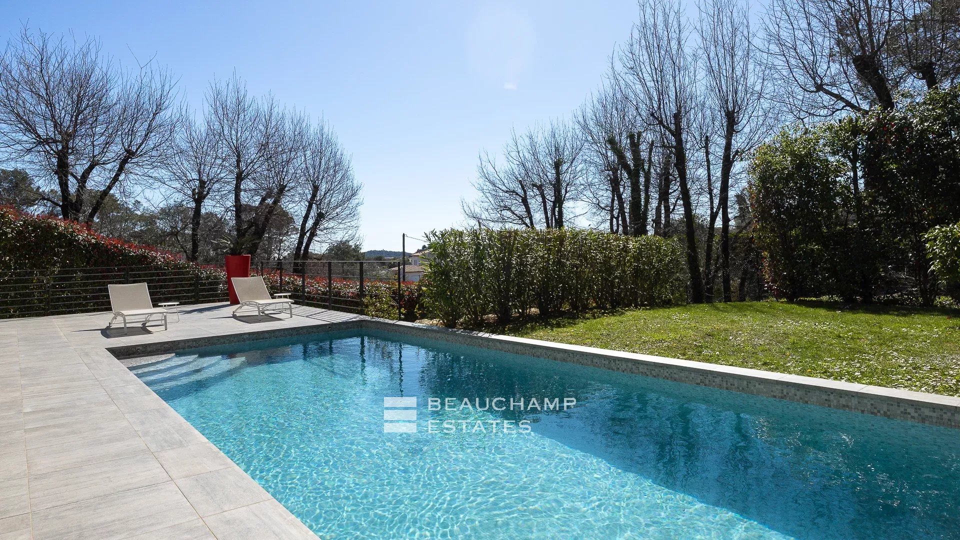 Villa contemporaine localisée à Roquefort-les-Pins de 4 chambres avec piscine contemporary 4-bedroom villa with swimming pool in Roquefort-les-Pins