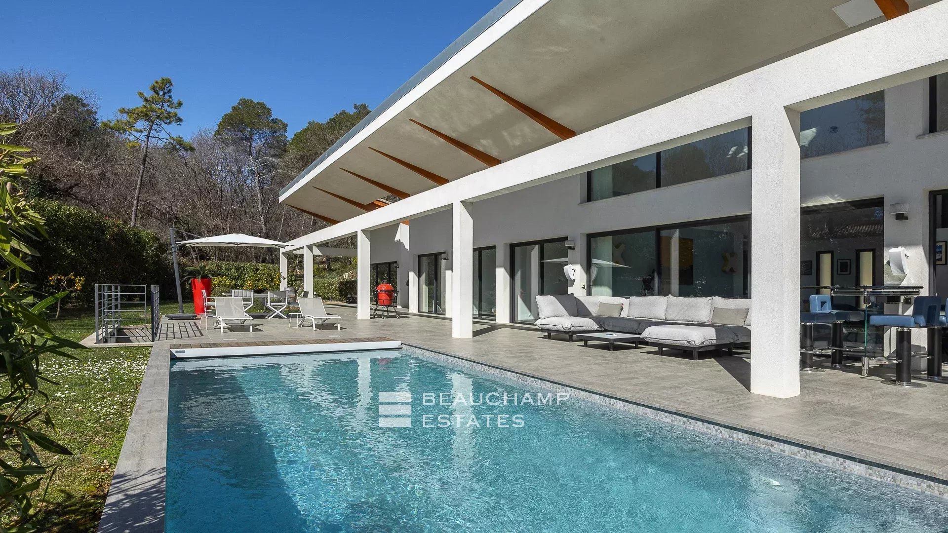 Villa contemporaine localisée à Roquefort-les-Pins de 4 chambres avec piscine contemporary 4-bedroom villa with swimming pool in Roquefort-les-Pins