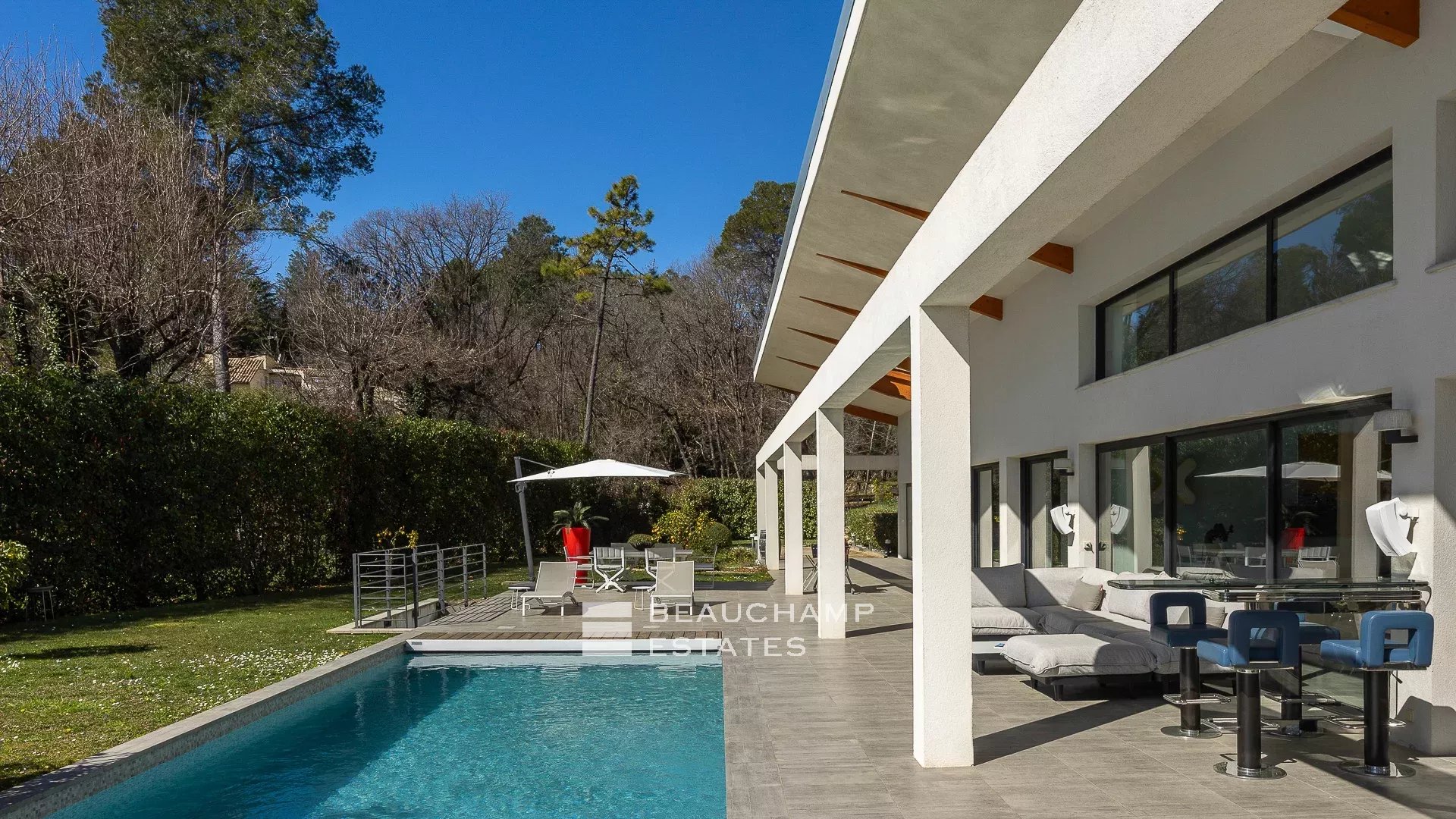 Villa contemporaine localisée à Roquefort-les-Pins de 4 chambres avec piscine contemporary 4-bedroom villa with swimming pool in Roquefort-les-Pins