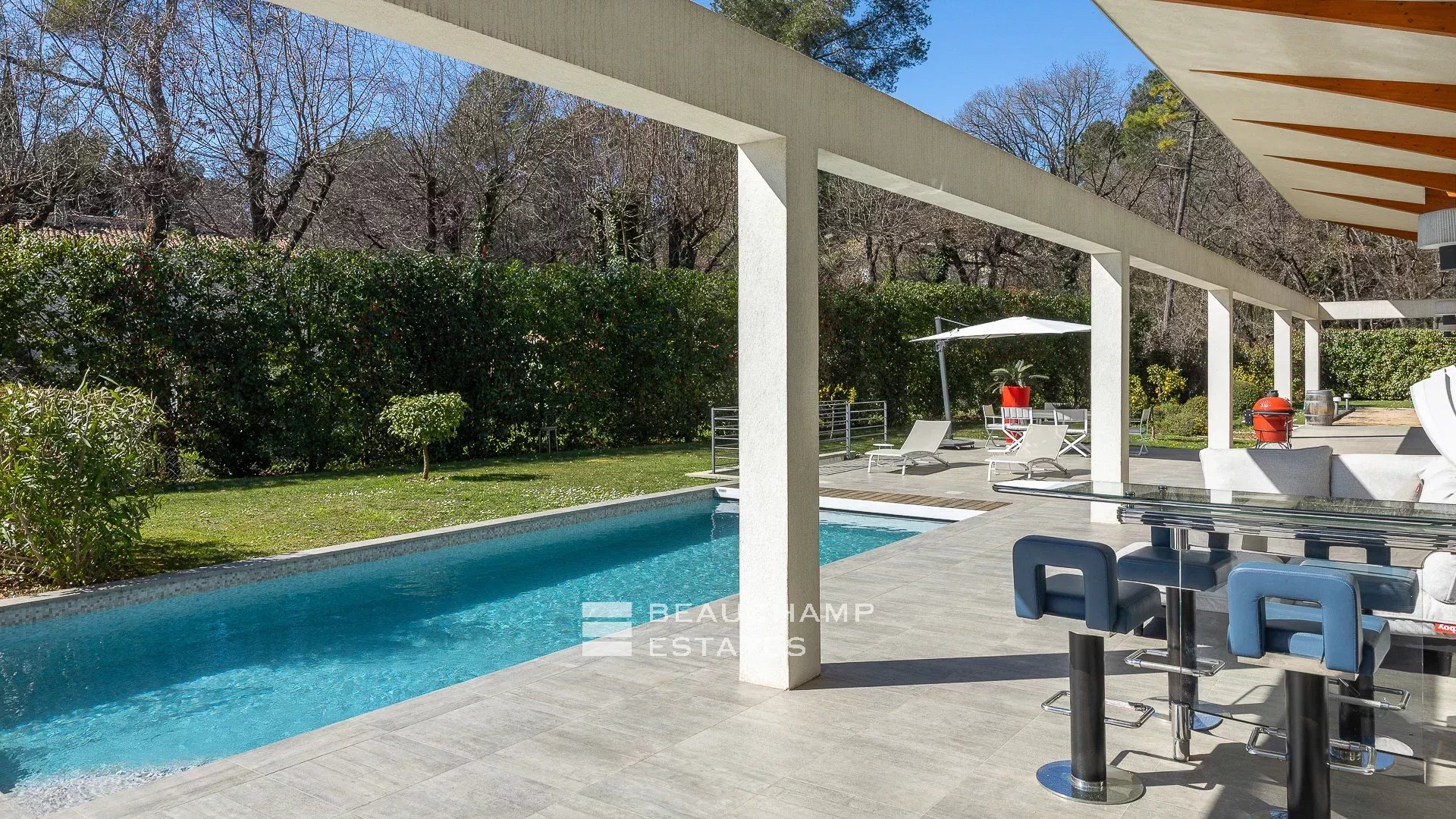 Villa contemporaine localisée à Roquefort-les-Pins de 4 chambres avec piscine contemporary 4-bedroom villa with swimming pool in Roquefort-les-Pins