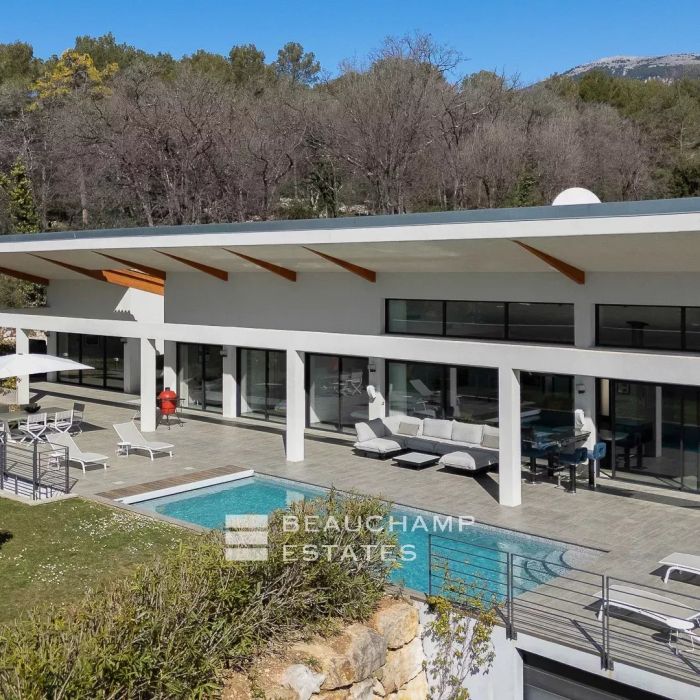 Villa contemporaine localisée à Roquefort-les-Pins de 4 chambres avec piscine