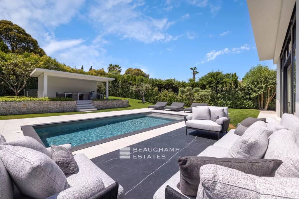Contemporary 5-bedroom villa in a residential neighborhood of Mougins