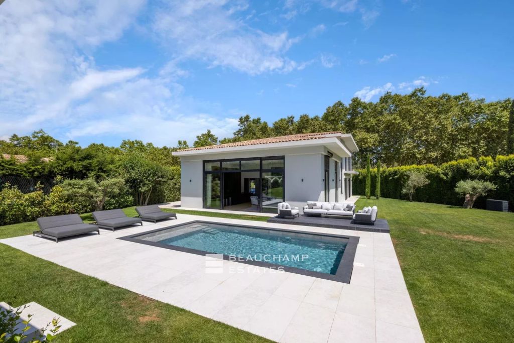 Contemporary 5-bedroom villa in a residential neighborhood of Mougins