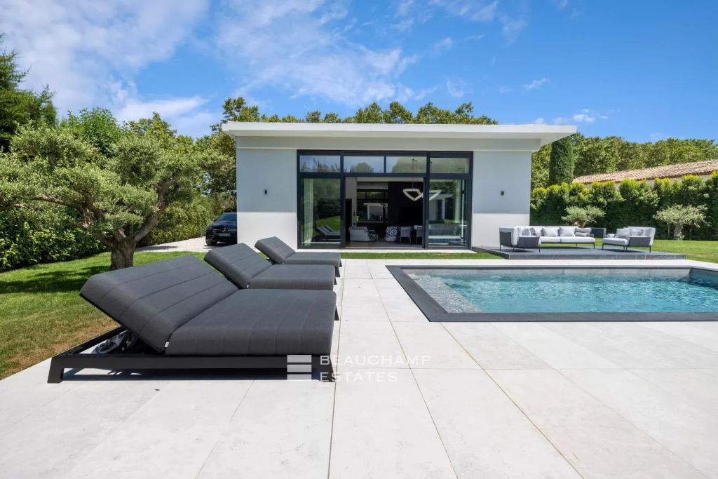 Contemporary 5-bedroom villa in a residential neighborhood of Mougins