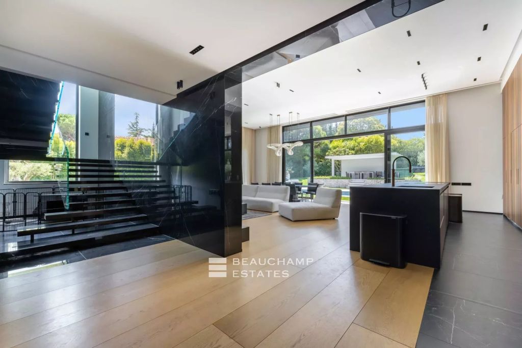 Contemporary 5-bedroom villa in a residential neighborhood of Mougins