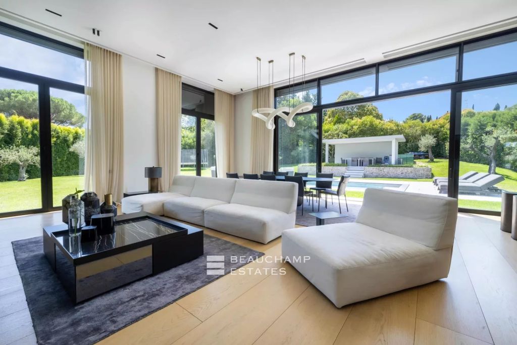 Contemporary 5-bedroom villa in a residential neighborhood of Mougins