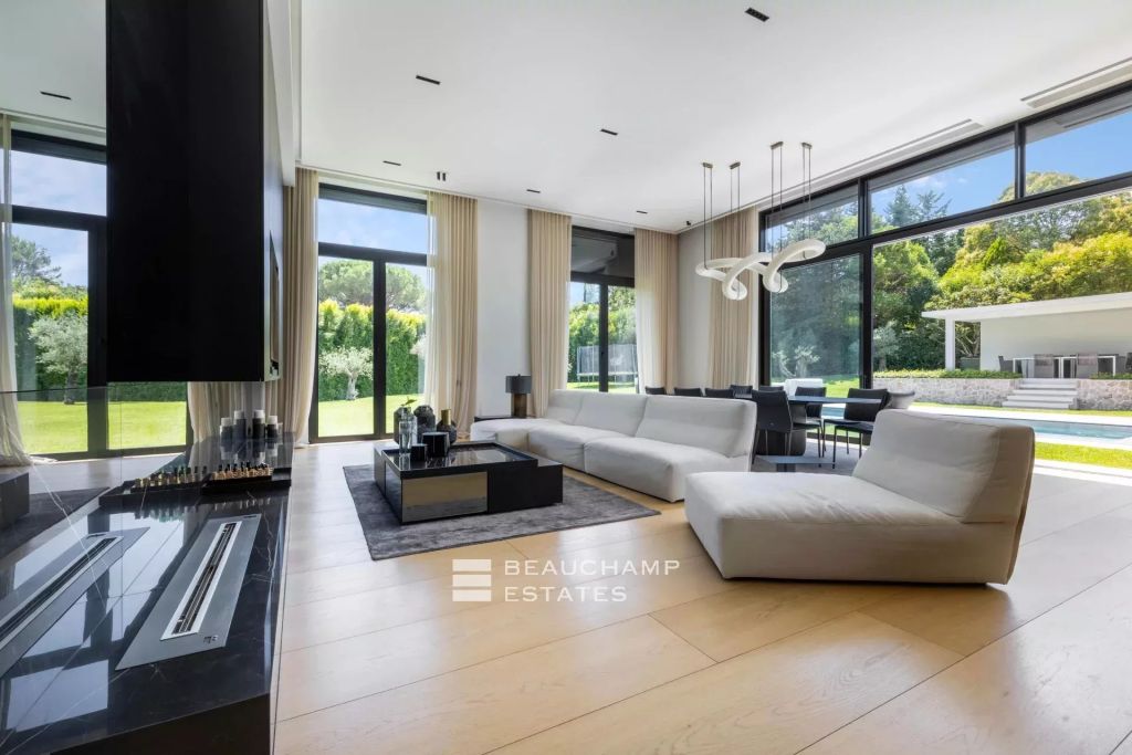 Contemporary 5-bedroom villa in a residential neighborhood of Mougins
