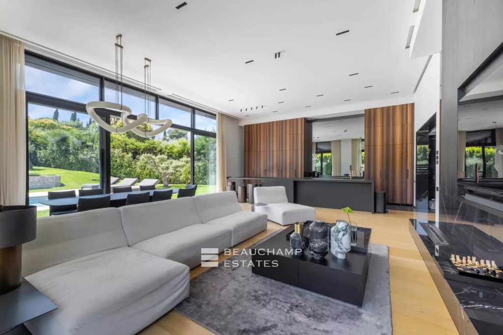 Contemporary 5-bedroom villa in a residential neighborhood of Mougins
