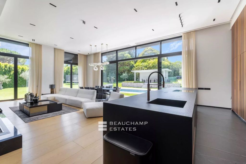 Contemporary 5-bedroom villa in a residential neighborhood of Mougins