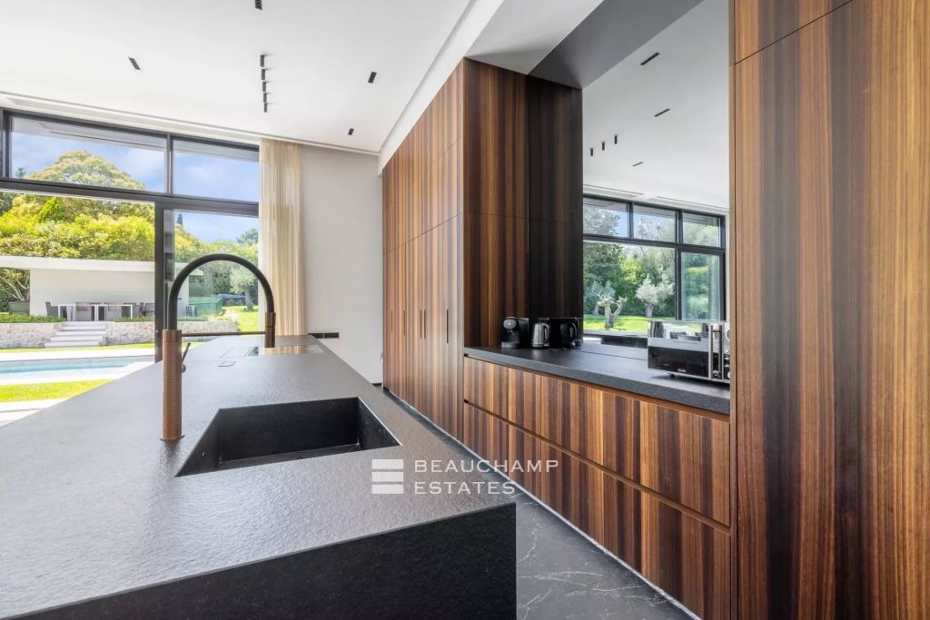 Contemporary 5-bedroom villa in a residential neighborhood of Mougins