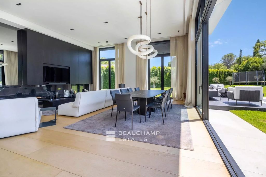 Contemporary 5-bedroom villa in a residential neighborhood of Mougins