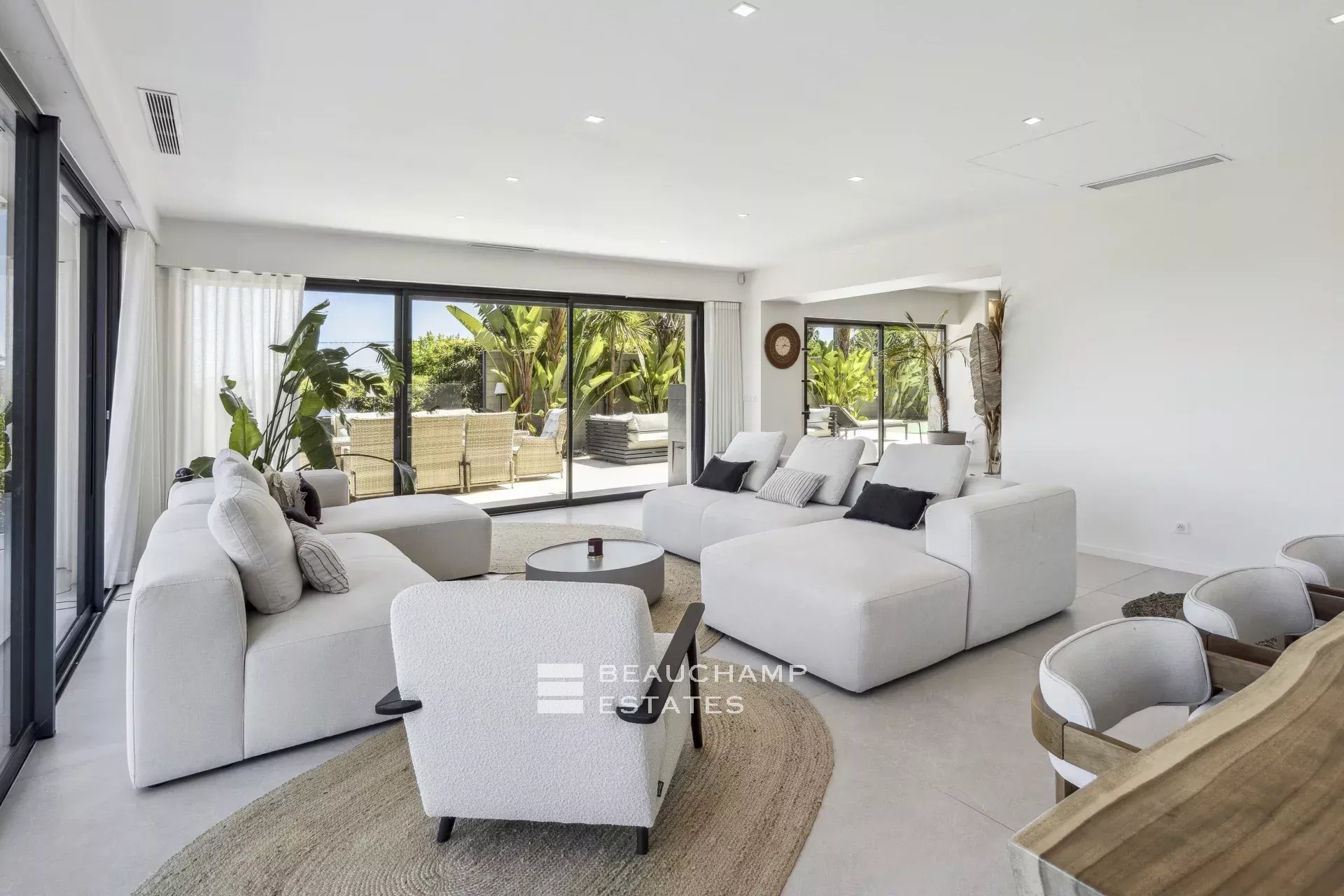 Villa contemporaine de 5 chambres au coeur d’un quartier résidentiel de Biot Contemporary 5-bedroom villa in Biot