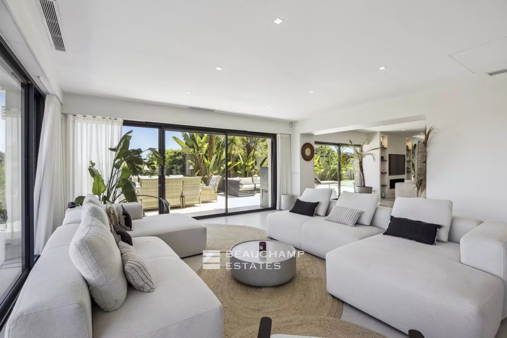 Villa contemporaine de 5 chambres au coeur d’un quartier résidentiel de Biot Contemporary 5-bedroom villa in Biot