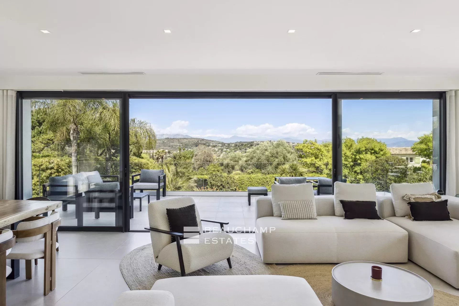 Villa contemporaine de 5 chambres au coeur d’un quartier résidentiel de Biot Contemporary 5-bedroom villa in Biot