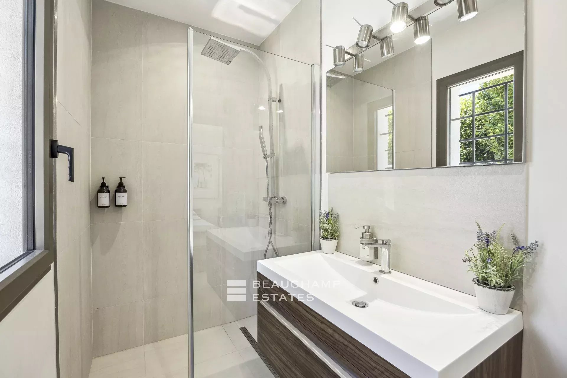 Villa contemporaine de 5 chambres au coeur d’un quartier résidentiel de Biot Contemporary 5-bedroom villa in Biot