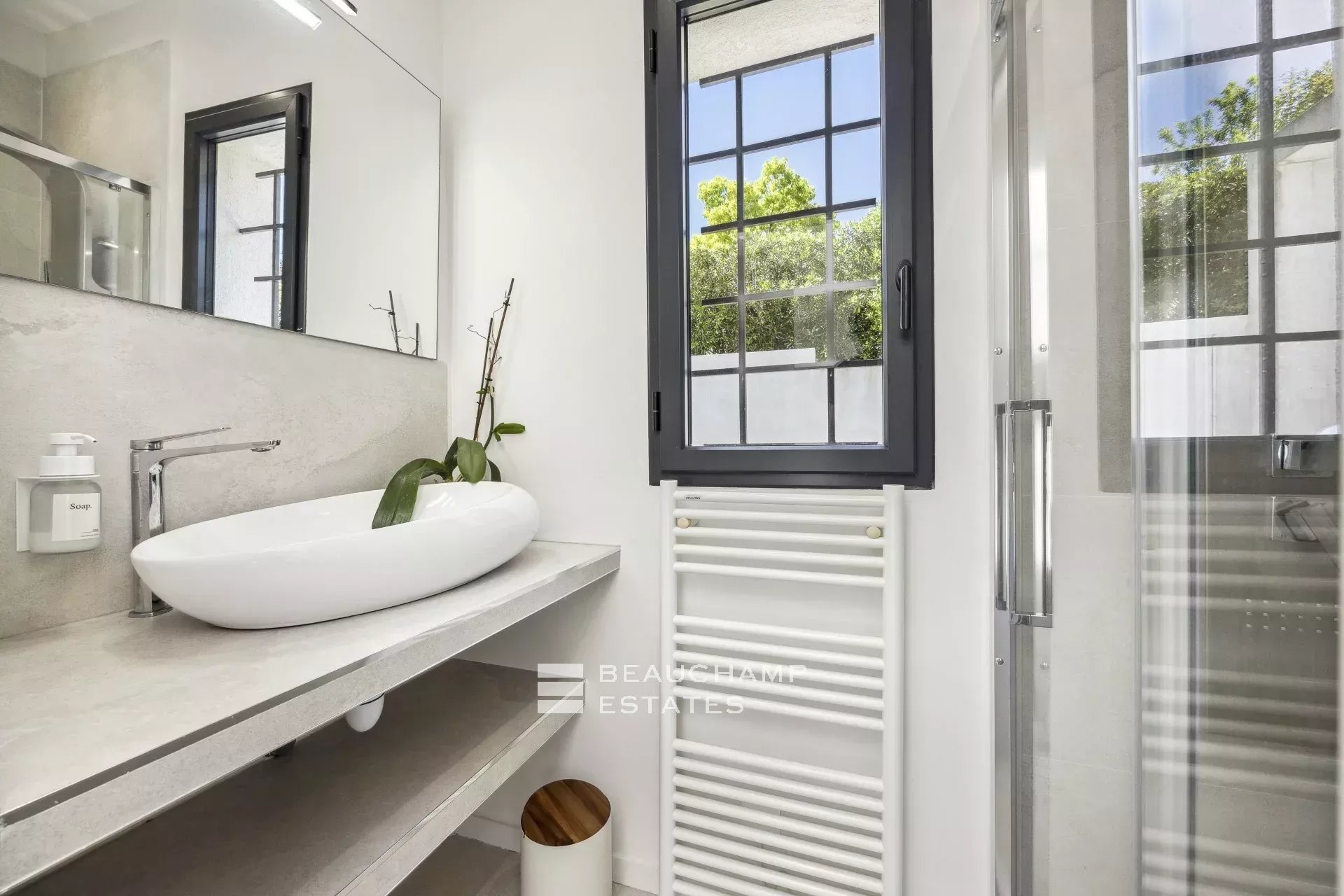 Villa contemporaine de 5 chambres au coeur d’un quartier résidentiel de Biot Contemporary 5-bedroom villa in Biot