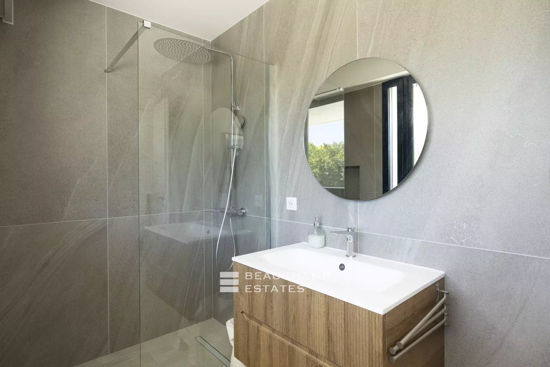 Villa contemporaine de 5 chambres au coeur d’un quartier résidentiel de Biot Contemporary 5-bedroom villa in Biot