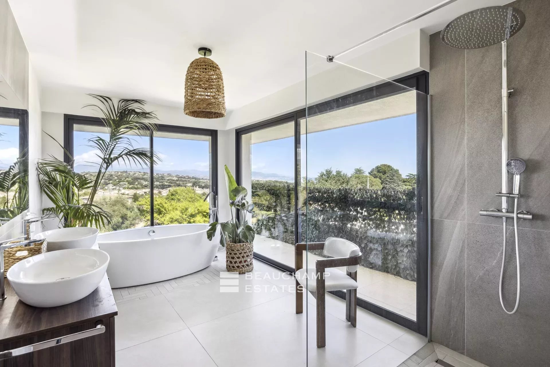 Villa contemporaine de 5 chambres au coeur d’un quartier résidentiel de Biot Contemporary 5-bedroom villa in Biot