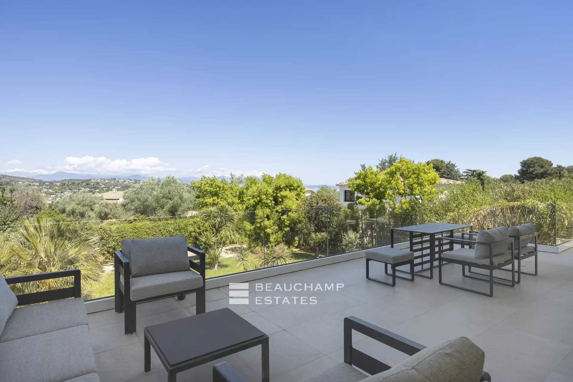 Villa contemporaine de 5 chambres au coeur d’un quartier résidentiel de Biot Contemporary 5-bedroom villa in Biot