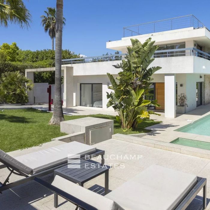 Contemporary 5-bedroom villa in Biot