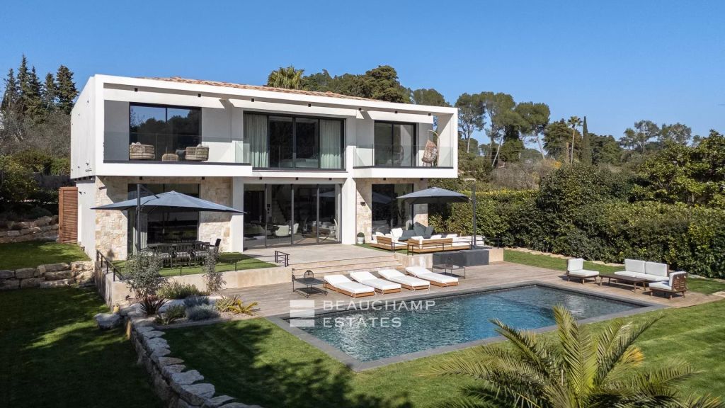 Contemporary 5-bedroom villa in the heart of a gated estate in Mougins