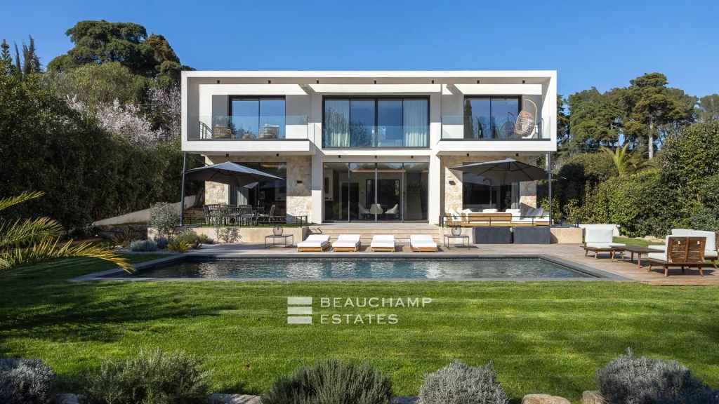 Contemporary 5-bedroom villa in the heart of a gated estate in Mougins