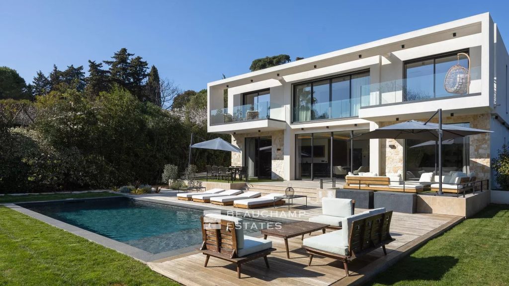 Contemporary 5-bedroom villa in the heart of a gated estate in Mougins