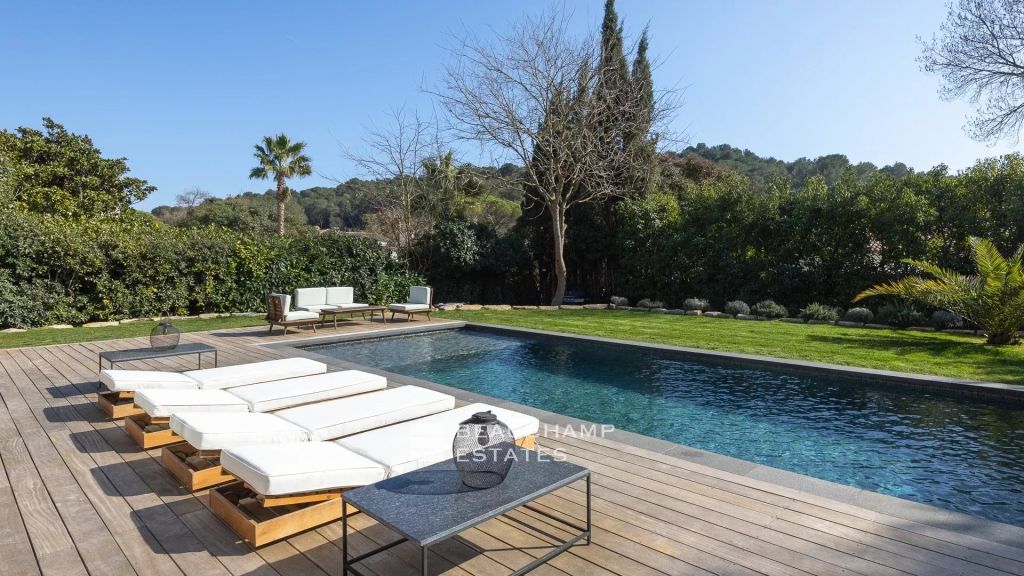 Contemporary 5-bedroom villa in the heart of a gated estate in Mougins