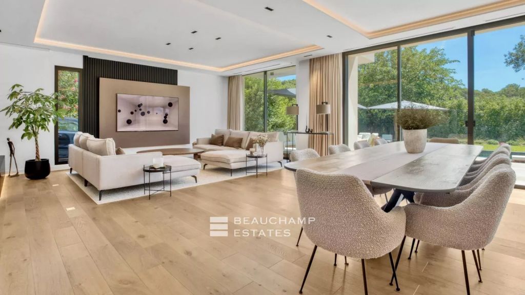 Contemporary 5-bedroom villa in the heart of a gated estate in Mougins