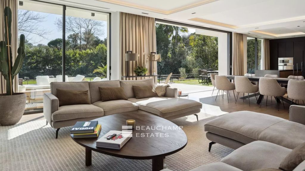 Contemporary 5-bedroom villa in the heart of a gated estate in Mougins