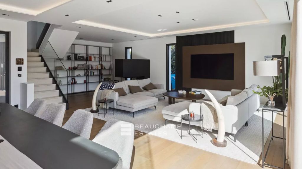 Contemporary 5-bedroom villa in the heart of a gated estate in Mougins