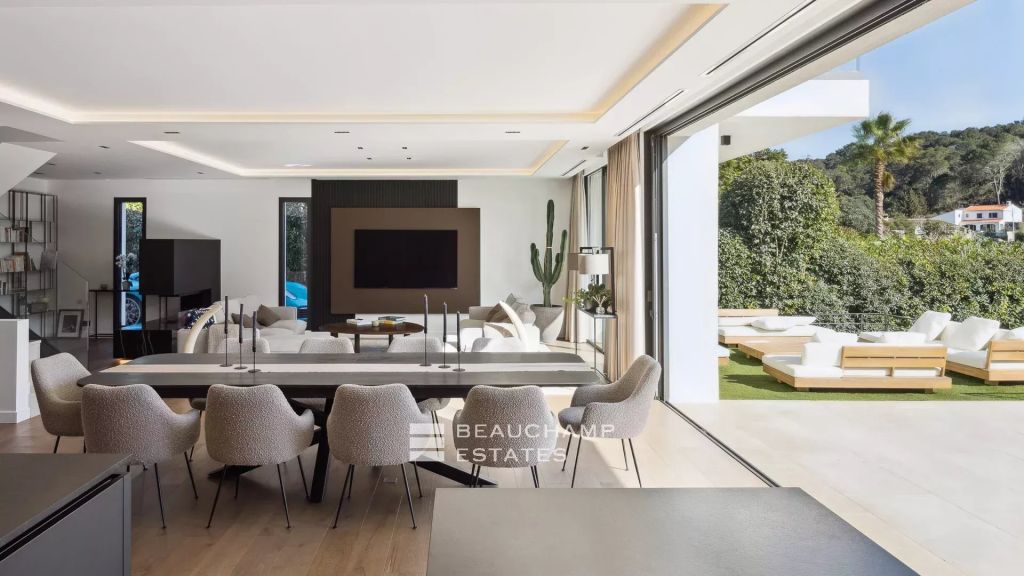 Contemporary 5-bedroom villa in the heart of a gated estate in Mougins