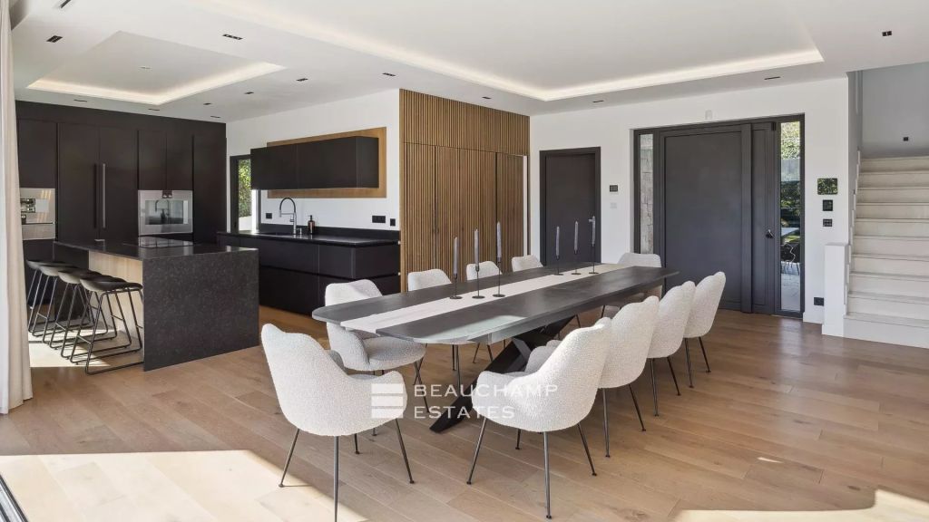 Contemporary 5-bedroom villa in the heart of a gated estate in Mougins