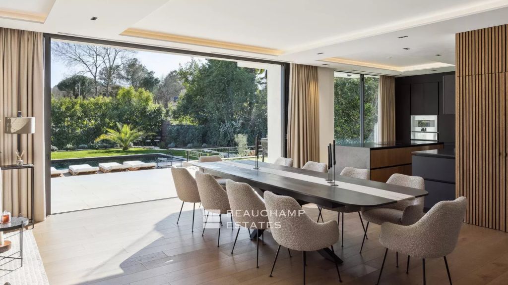 Contemporary 5-bedroom villa in the heart of a gated estate in Mougins