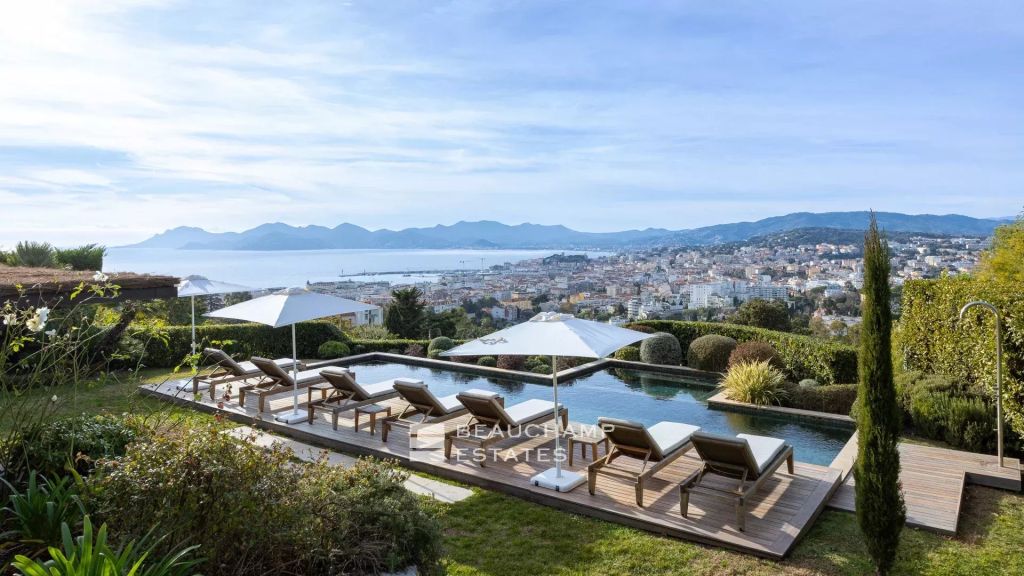 Contemporary 5-bedroom villa with sea view – Cannes Californie